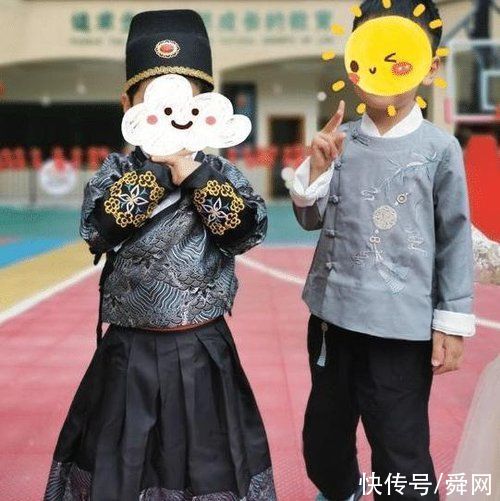 幼儿园组织孩子穿汉服入园，看家长们的杰作 网友:锦衣卫?快!扶寡人进去