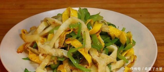 青椒炒鸡蛋正确做法,很多人第一步就错了,这样做才好吃不腥!