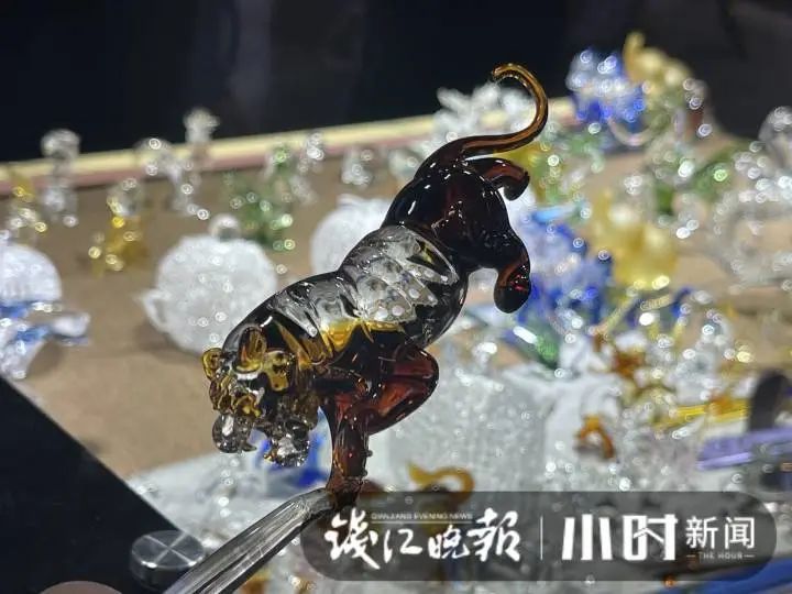 美院|夜市里，戴墨镜的小伙“妙手生花”，还每天“撒狗粮”