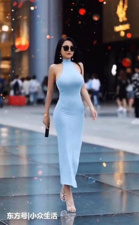 街拍蓝色连衣裙真有少女心,行走间魅力尽显