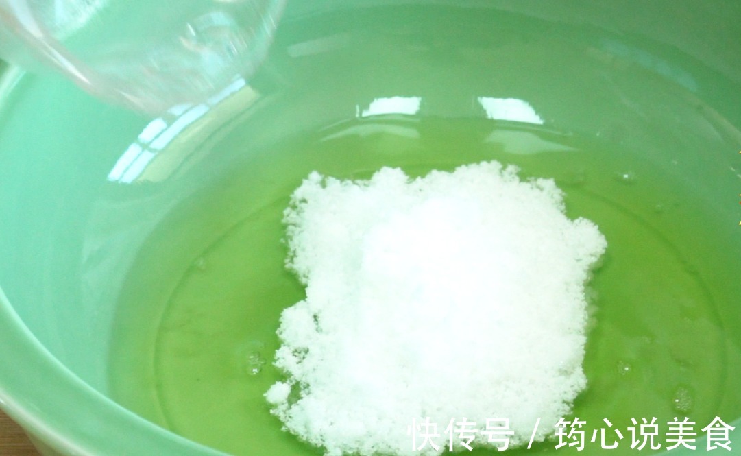 双色玉米面蒸蛋糕，好吃不上火，用对方法，暄软漂亮中间不发粘
