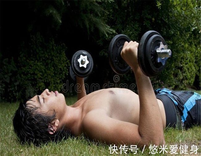 收缩感|哑铃卧推的4种训练方法,动作简单容易操作,更有效刺激整个胸肌