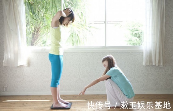 胃痛|胃癌早期不痒不疼，饭后若有以下4个“异常”，多半需要就医了