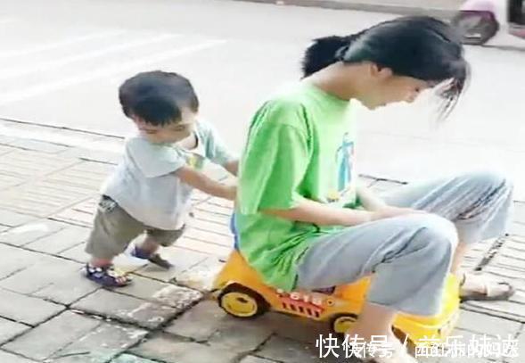 宝宝|小姨带娃的路子有多野?看完这几张图,网友:这届小姨跟宝宝有仇