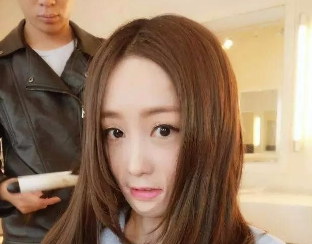 她16岁拒绝富二代的求婚被热油泼毁容,现今9次整容恢复其容貌,姑娘你