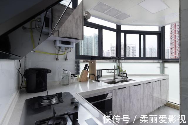 客厅|86㎡挤出三房,还有衣帽间!客厅贴满瓷砖,完工后很大气