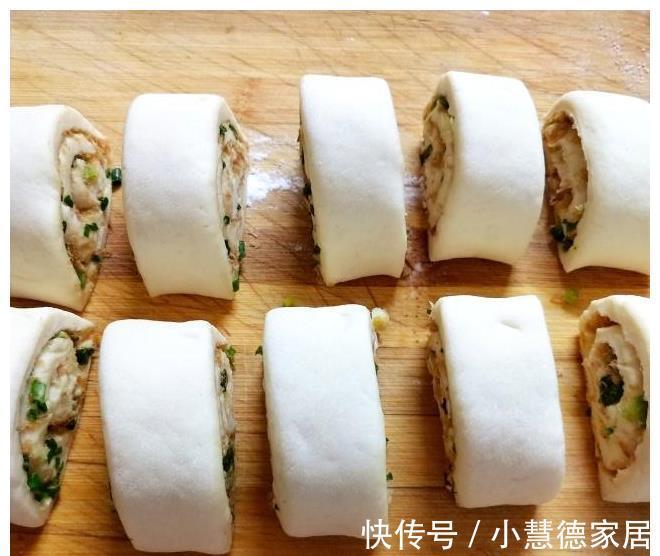 塑型|最好吃的肉松小花卷，刚出锅，一大盘就被俩孩子抢光了