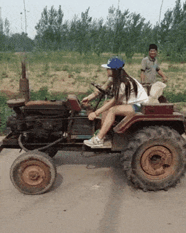 |搞笑GIF:姐,孩子长这么大了你是第一次抱吧,看着太心疼了