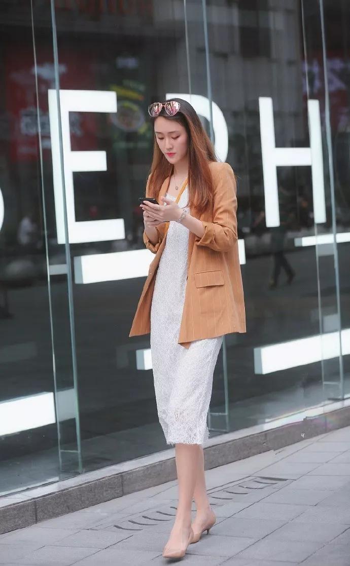 街拍:小姐姐内搭一件气质的v领白色连衣裙,让她显得高贵又有魅力