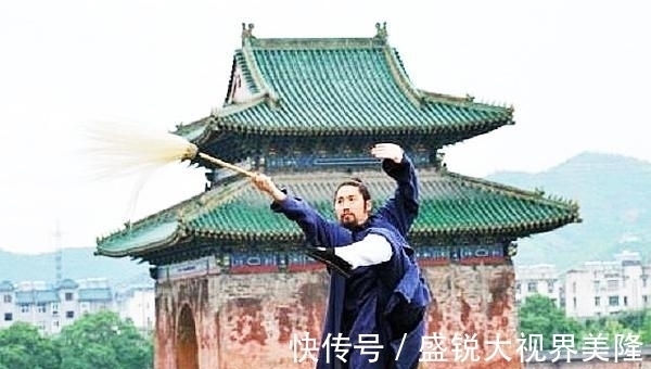 集体主义&道士怒斥博物馆雕像垃圾,认为应立中国英雄雕像,背后问题应深思