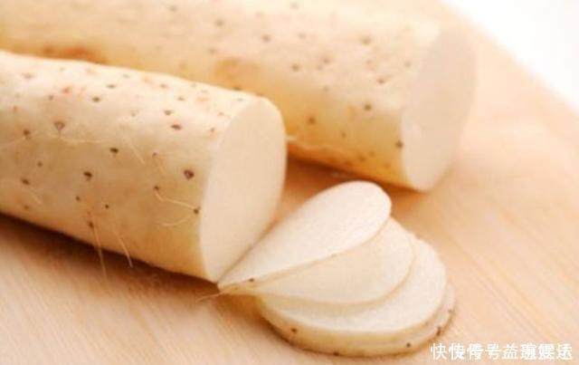 润唇膏|冬季嘴唇干燥,可能是两种情况,经常舔嘴,也会让嘴唇越来越干