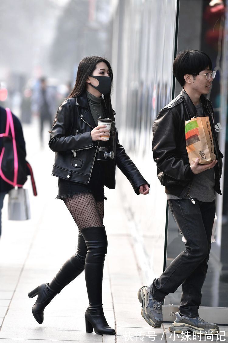 头发 街拍:美女的头发染成蓝色,搭配一条破洞牛仔短裤,时尚有个性!