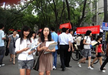 撕毁|弟弟不听话,父亲撕毁姐姐的录取通知书,这种教育方式令人气愤