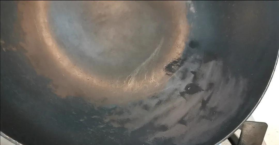 铁锅|铁锅如何快速清除锅底黑垢,一个小妙招,不花一分钱旧锅变新锅