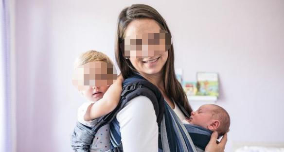 爸妈|最委屈宝宝火了,被路边吃烧烤的爸妈嫌碍事放进包里,网友:心大