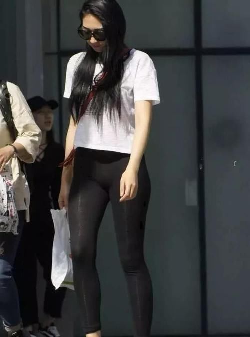 彰显|街拍美女时尚修身紧身裤,穿出好身材,彰显成熟女人味