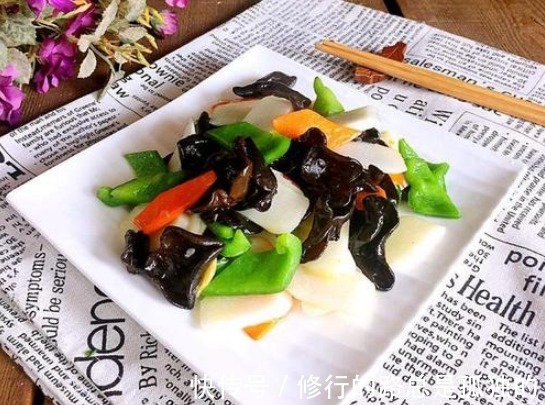 炒木耳,下锅就“噼里啪啦”,真吓人!教你1招,不炸锅,更脆爽