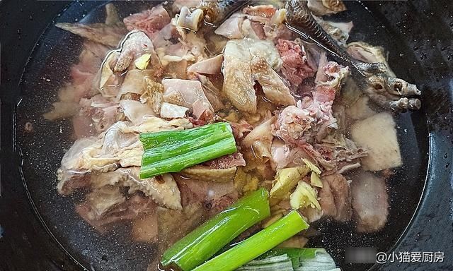 家常红烧鸡肉烧土豆,土豆吸收了鸡肉的香味,太下饭了,特别解馋