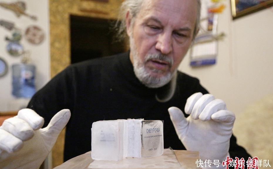 俄罗斯微雕艺术家打造“迷你冰书”