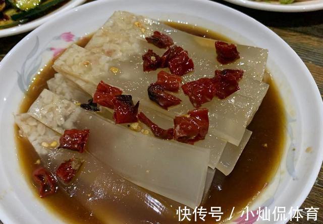 三人去小馆子吃饺子，点了3个凉菜，晒到朋友圈，大家说真豪横