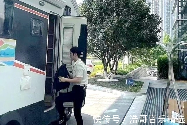 周也|中餐廳最新路透，姚安娜多看龔俊一眼都被罵，節(jié)目未播就遭受網(wǎng)暴