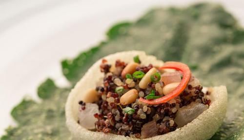 虾片一炸就变大，好奇是用什么做的？这原料厨房都不缺