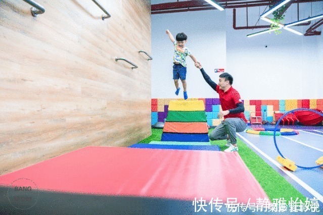 手机|爸妈带孩子买平板,服务员:请7年后来取货!孩子的眼神让人深思