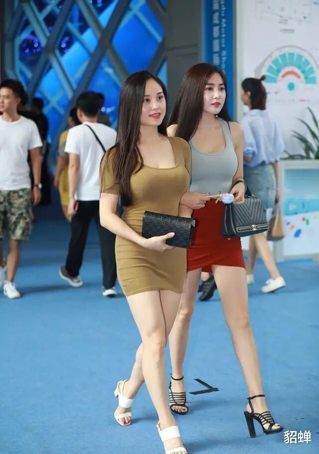 高跟鞋|看起来“圆润”的女性,穿搭切忌松垮无形,只会让自己更被动!