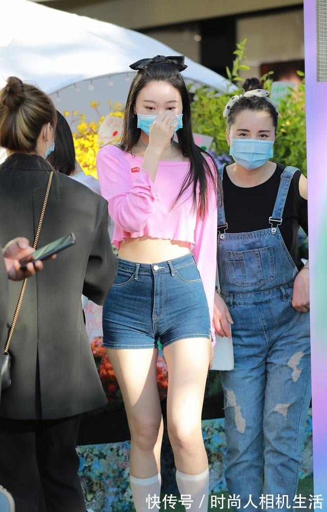 搭配 夏末初秋穿牛仔短裤,利用粉白配色打造减龄效果,为气质加分!