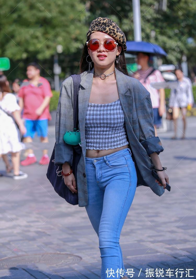 穿搭 搭配白蓝色牛仔裤,俏皮可爱的摩登少女穿搭