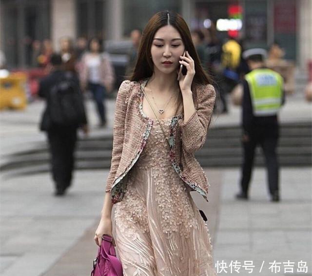 成熟|街拍 小姐姐身穿波点连衣裙, 透露出了成熟的女人味