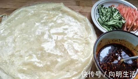 做凉皮太厚又开裂?大厨教你一招:掌握好比例跟配方,吃着还筋道