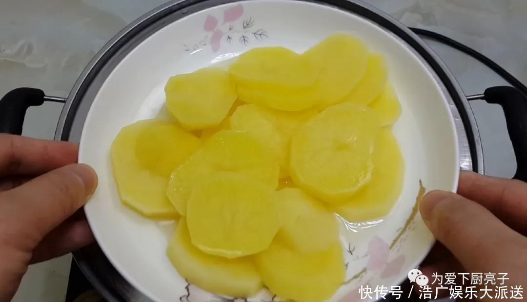 鸡蛋|土豆别再炒着吃了,撒1把葱花,比鸡蛋饼还香,出锅孩子都抢着吃