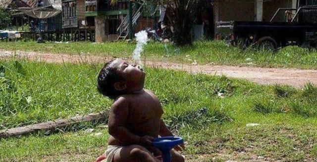 克烈|2岁染上烟瘾的孩子,一天抽40根烟,如今10岁的他变成什么样了