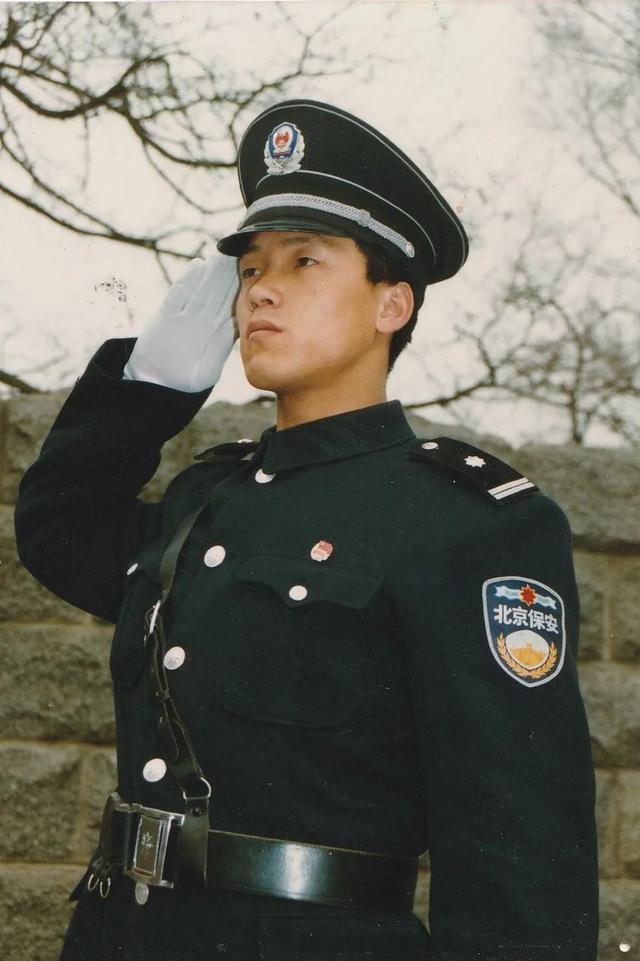 北大#26年前,那个火遍全国的北大保安高考第一人,现在过得如何?