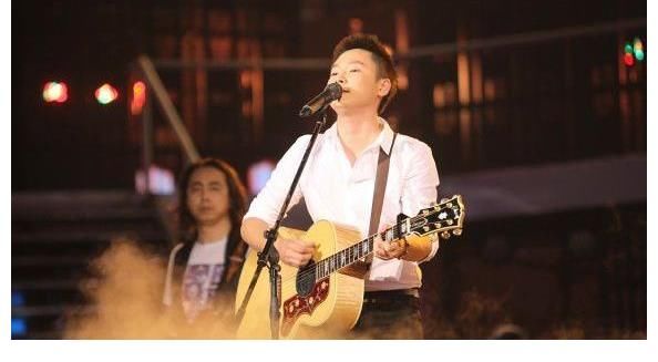 《好声音》的冠军，曾登上《我是歌手》，今却沦落到街头卖唱