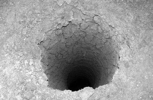 “水墓”现19米盗洞,专家一气之下,直接搬走大山,挖出10吨钱币