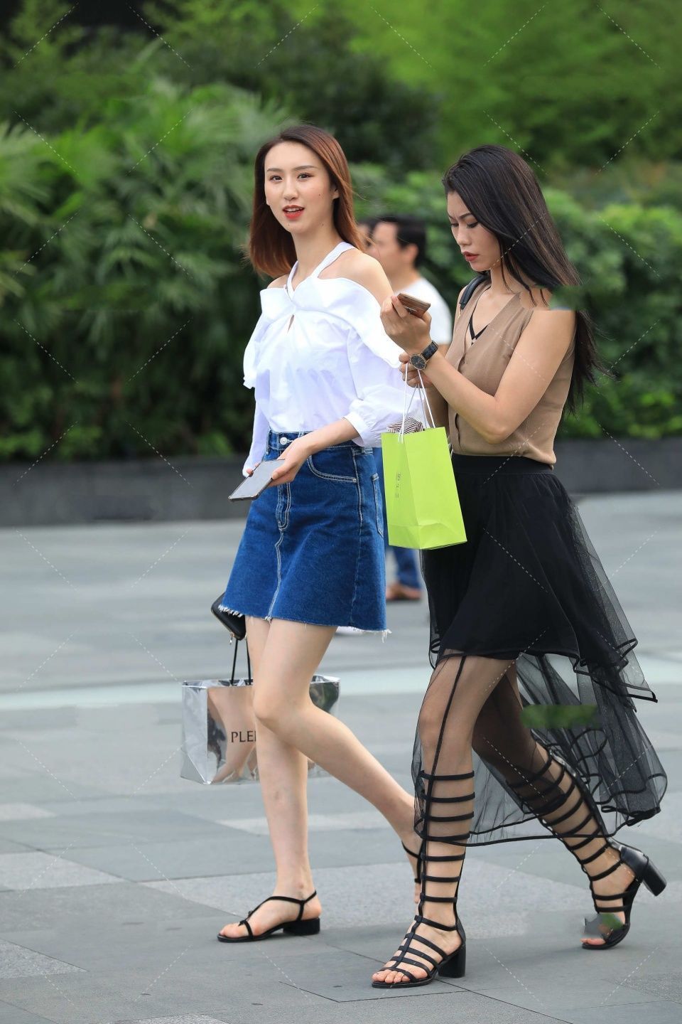 牛仔短裙 花瓣领口白上衣搭配经典牛仔裙,清纯唯美