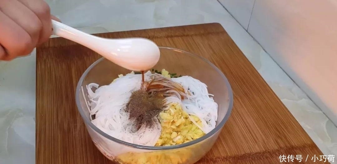 1斤韭菜, 2个鸡蛋, 不用一滴水, 比韭菜盒子都好吃, 放凉都不会硬