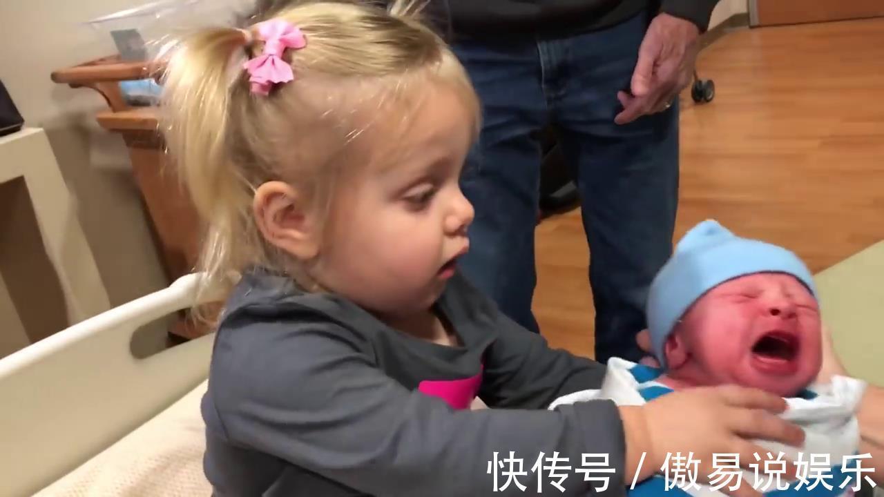 姐姐|姐姐被妹妹突然的哭声吓到,下意识将妹妹扔掉,还好有惊无险