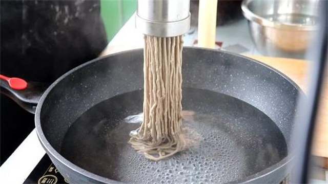 教你在家做荞麦饸饹面，面条筋道又爽滑，怎么煮都不会断