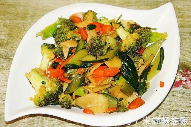 年夜饭|晒娘俩做的年夜饭,4凉8热上一桌,第一次就地过年火了朋友圈