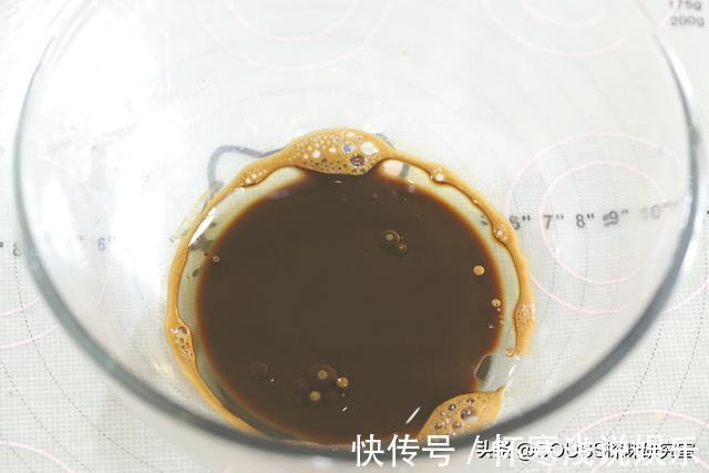 蛋黄|入冬必备的甜点!焦糖饼干咖啡奶油蛋糕,爱上这香浓的美味