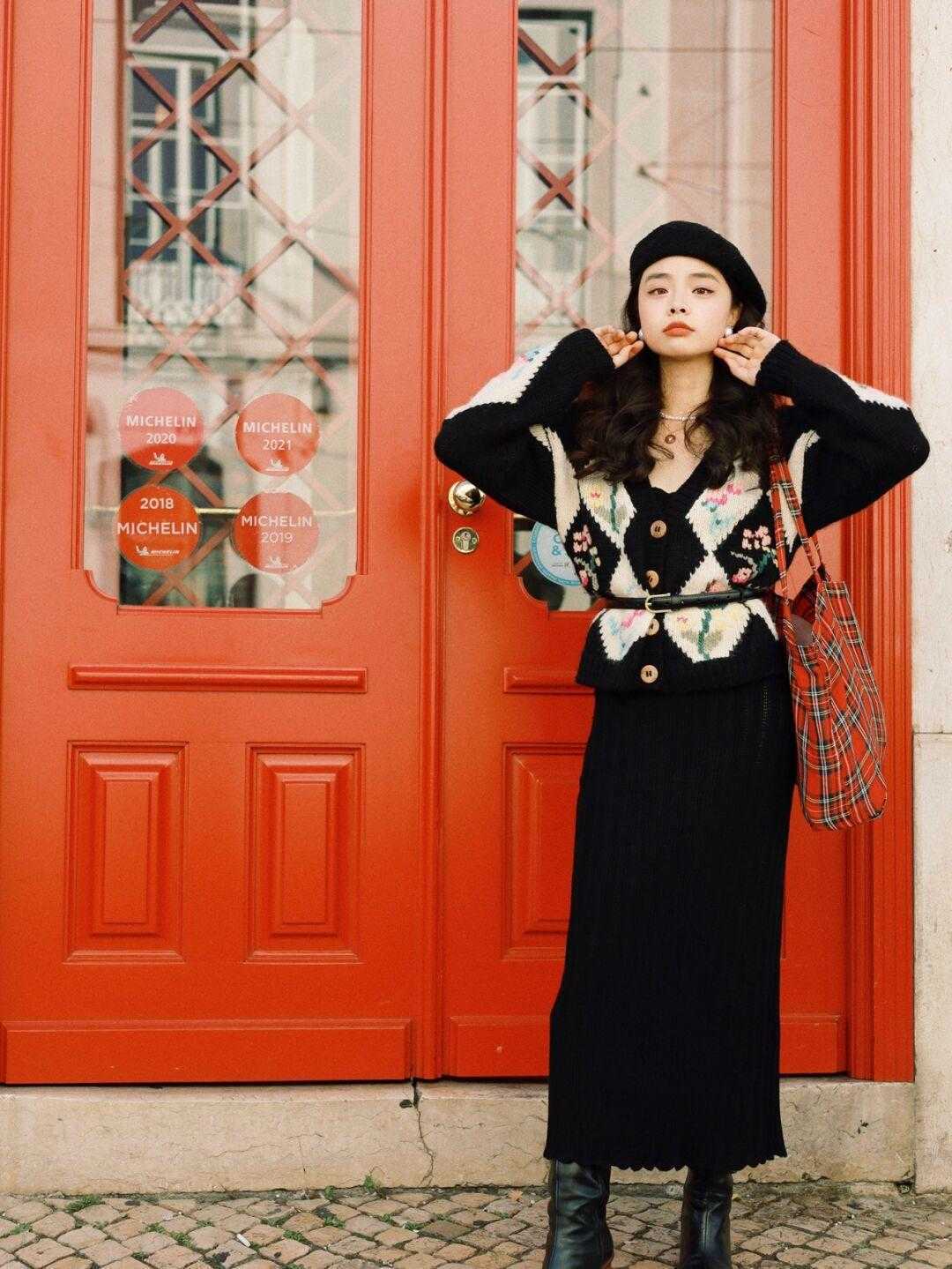 氛围感|圣诞装备可不止有红绿配,跟着博主这样穿,美得高级又与众不同