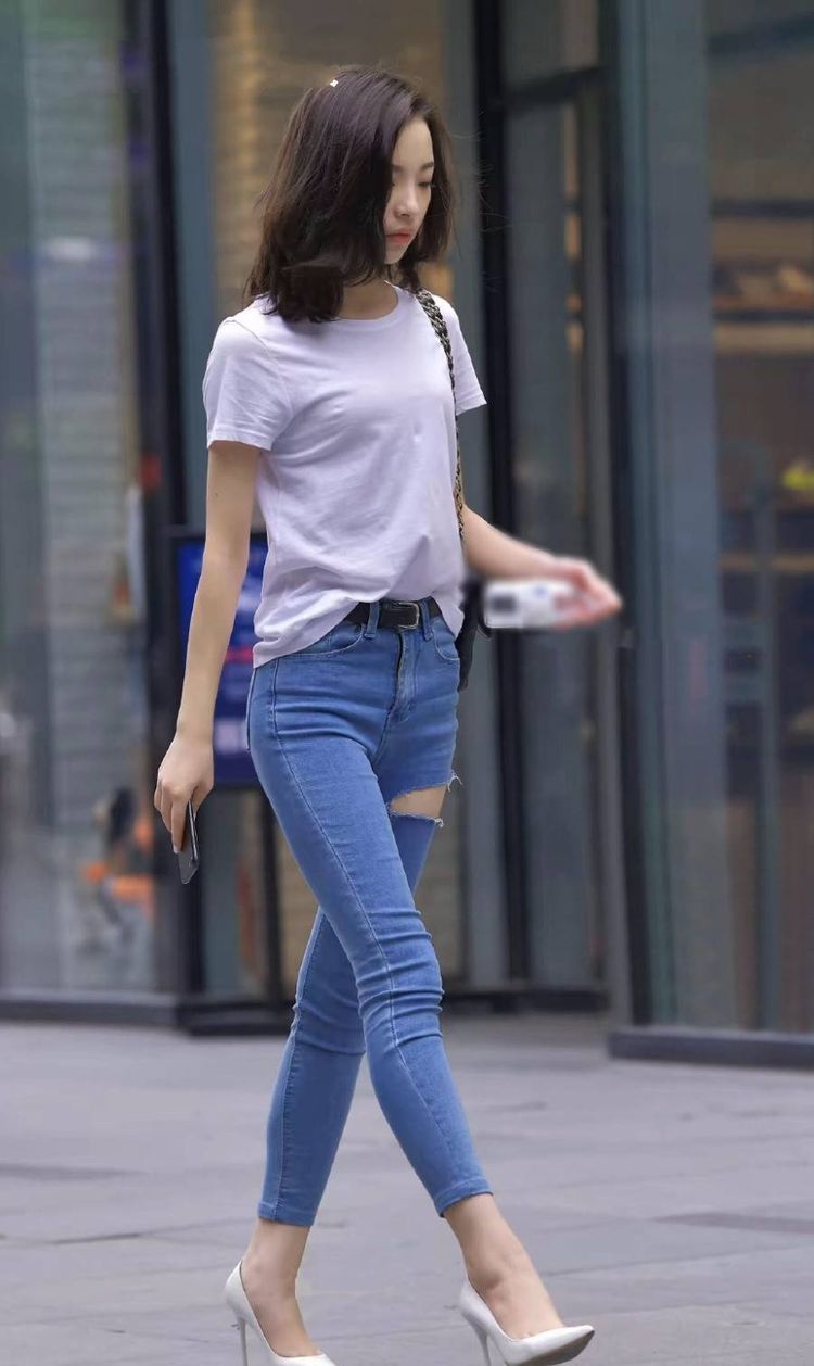 街拍：长发披肩的小美女，身穿个性潮装，笑容甜美可爱