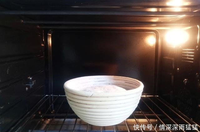 它是欧洲人的主食面包之一,只需2种材料就能做,健康美味有嚼劲