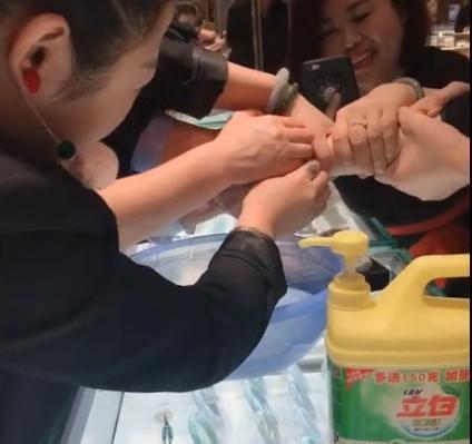 刷卡#大妈商场内试手镯,谁知道被卡住了,店员你是刷卡还是现金