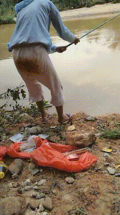 |搞笑GIF趣图:大姐这嘴唇,真的说不出的性感呢