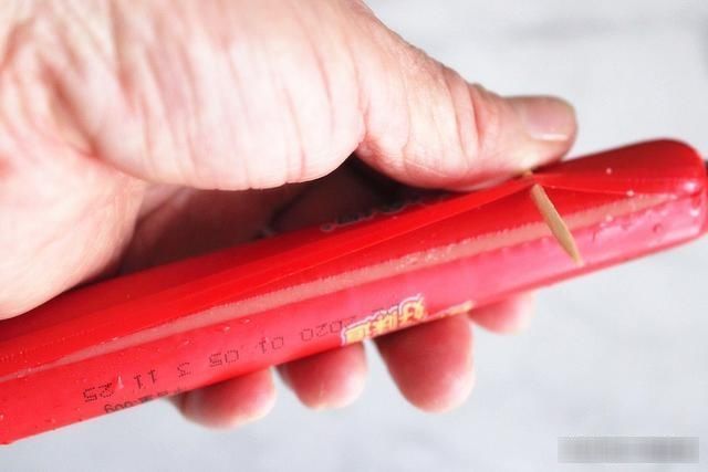 外皮|吃了这么久火腿肠,才知道按一下这地方,外皮一碰就开了,真简单