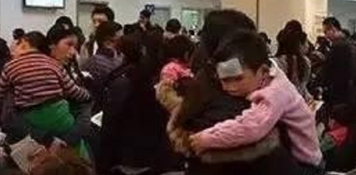 自作自受|孩子高烧医院排队400号,医生只顾打私人电话,网友:自作自受